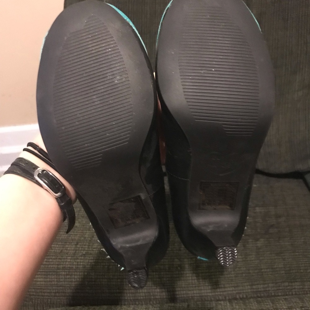 T.U.K. Owl Pumps - Picture 4 of 4